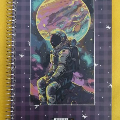 دفتر مشق 100برگ جلد سخت سه بعدی طرح فضانورد